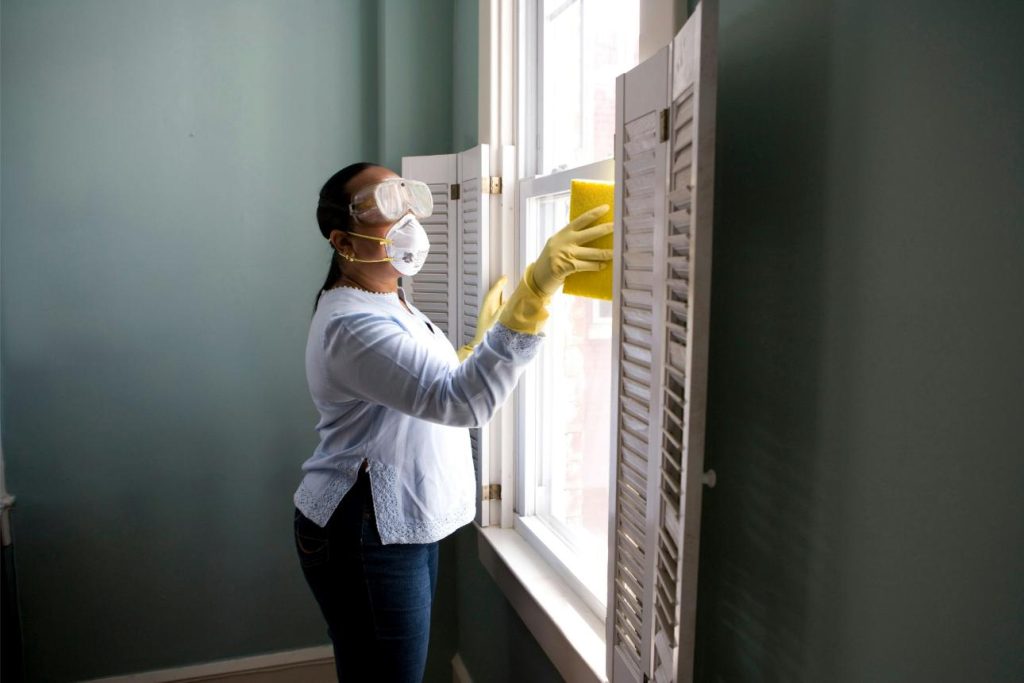 Mujer limpiando una ventana